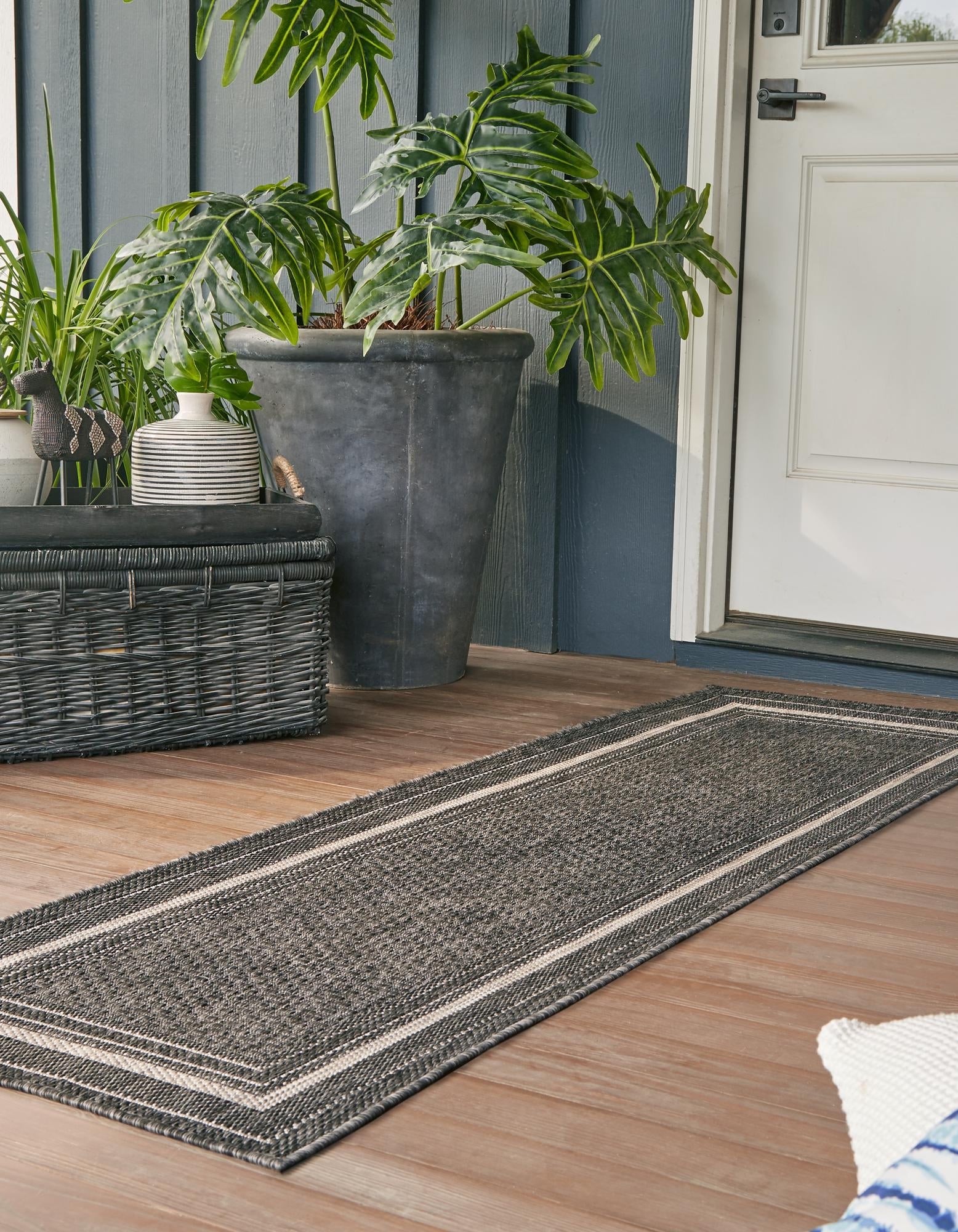 Terrace Fringe Collection Area Rug - Veranda (Black)