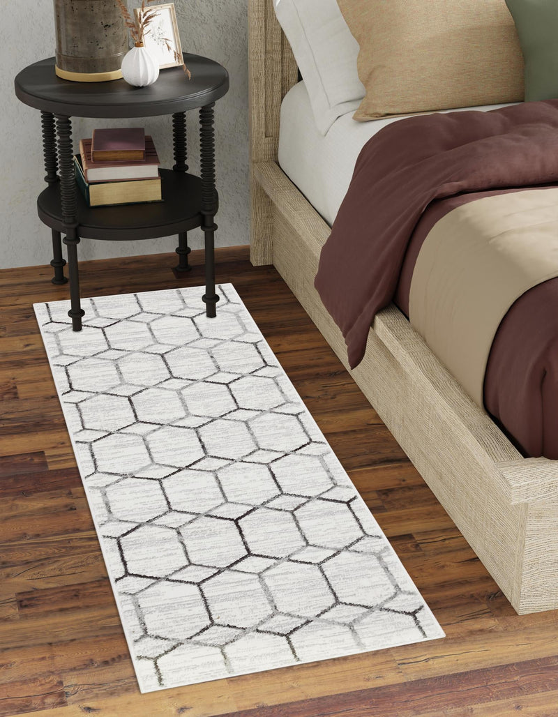 Garden Maze Retreat Collection Area Rug - Hedgegrove Runner White  lifestyle 169