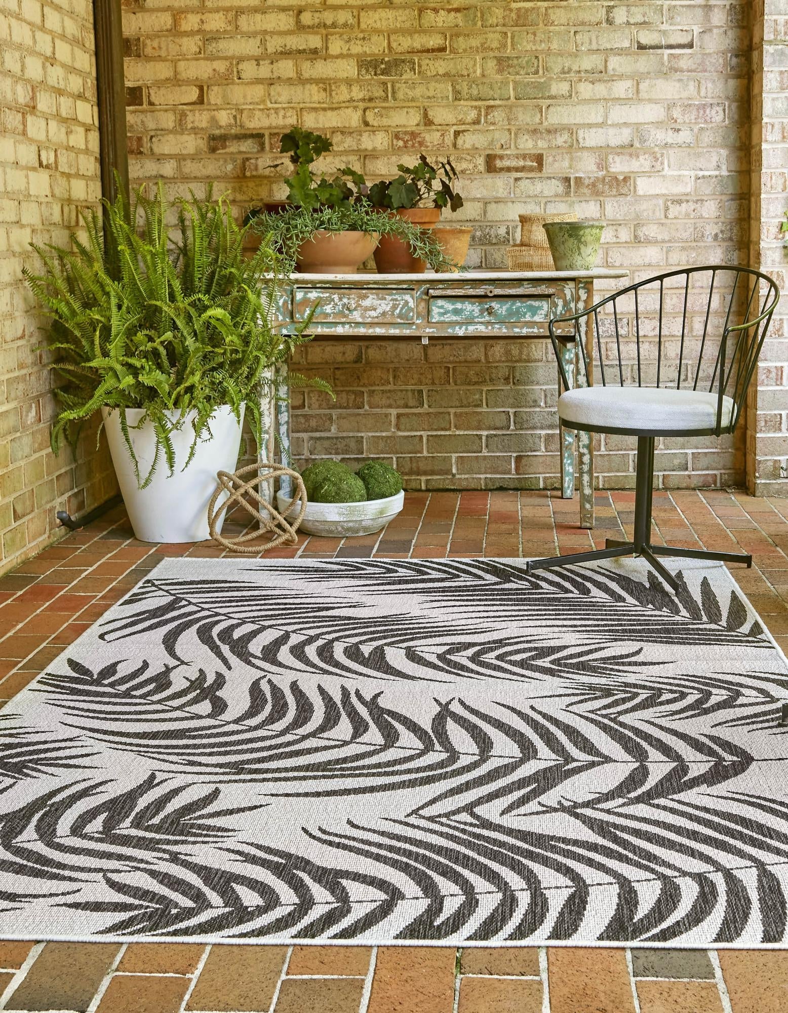 Seaside Blooms Collection Area Rug - Verdure (Charcoal Ivory)