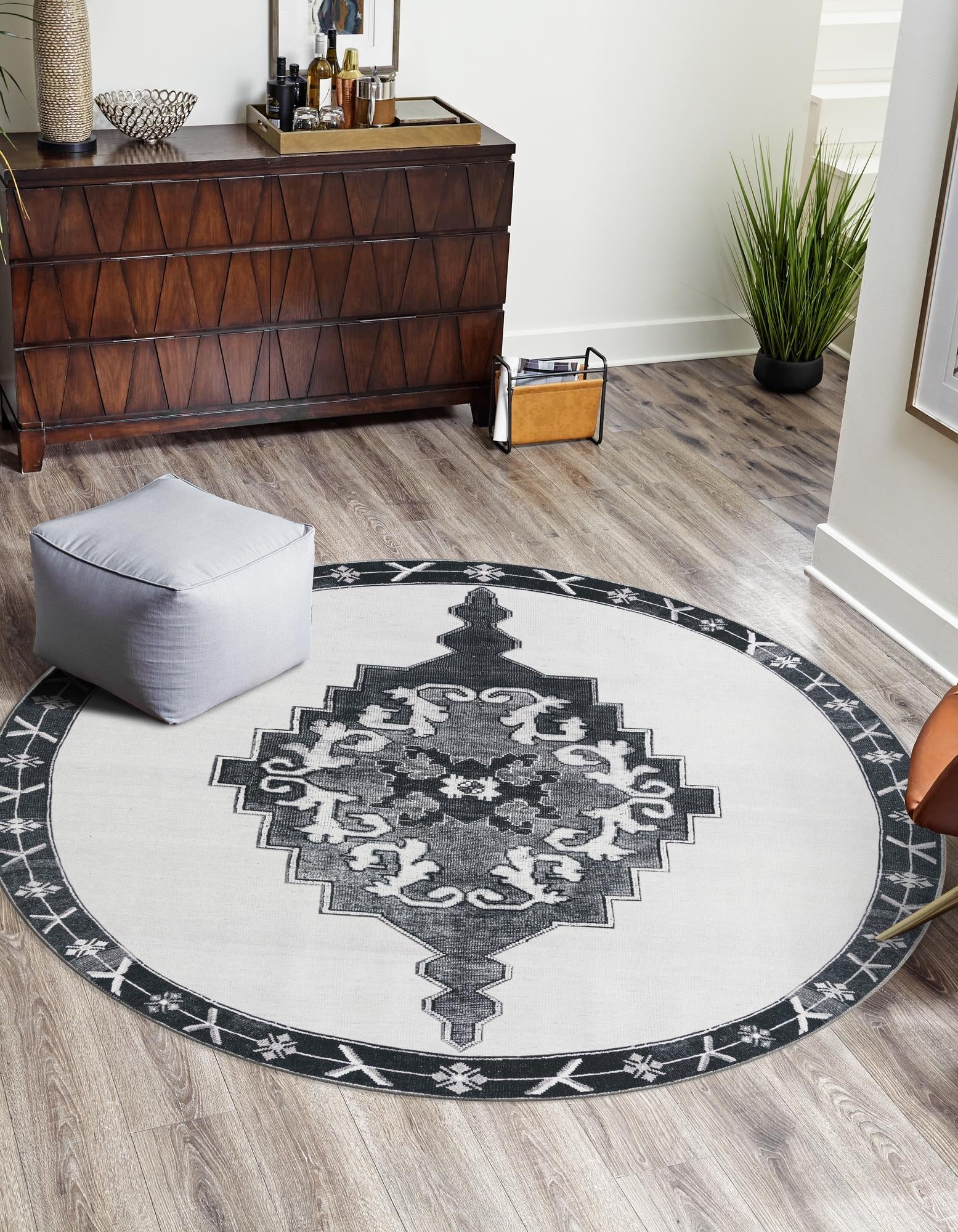 Heritage Elegance Collection Area Rug -  Winterthur (Black and White)