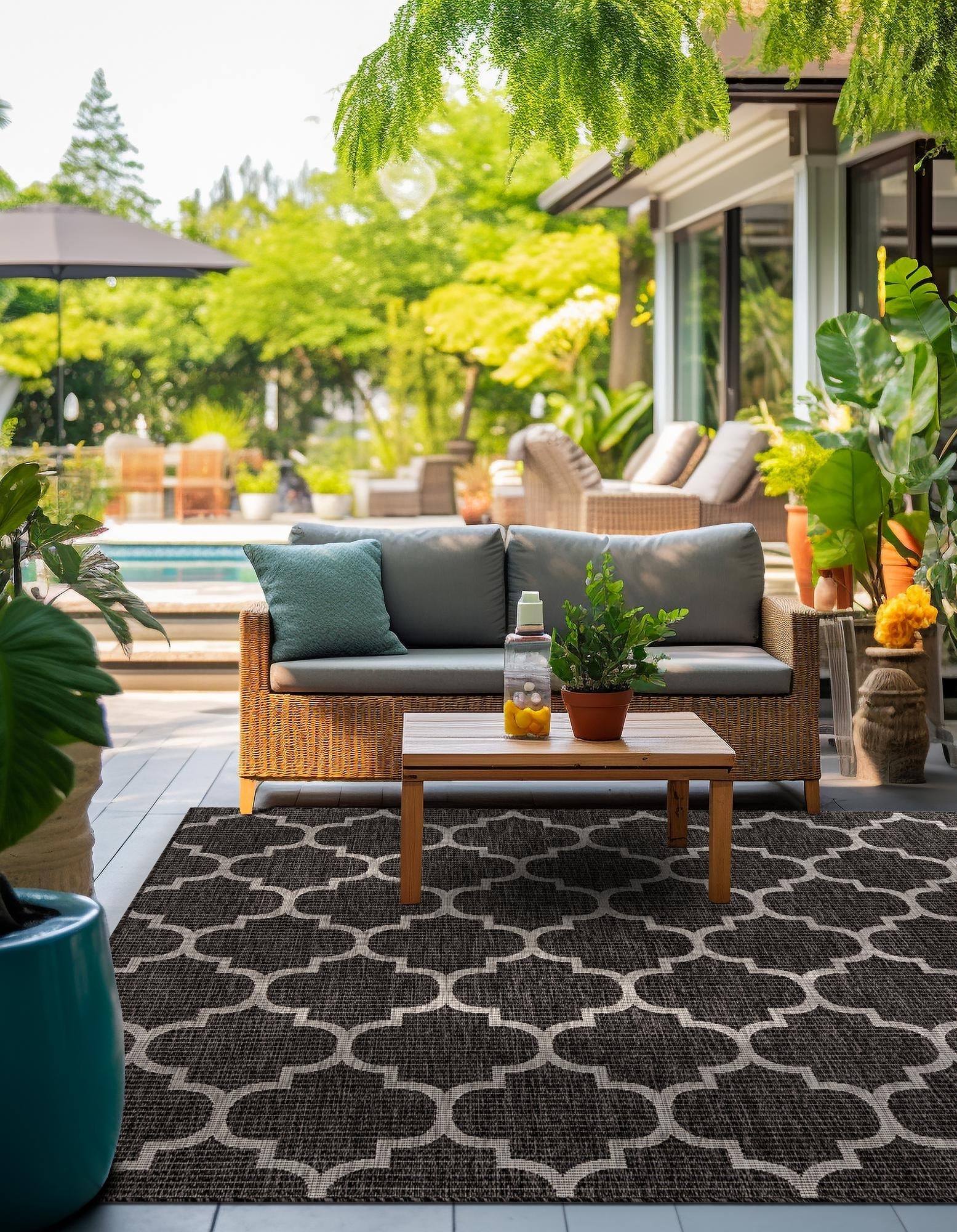 Seaside Lattice Collection Area Rug - Arbor (Black)